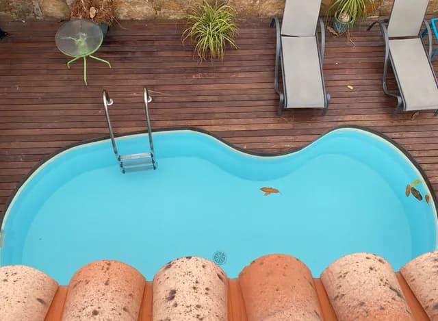Piscine et terrasse en bois du lieu de séjour de l'équipe à Fuerteventura