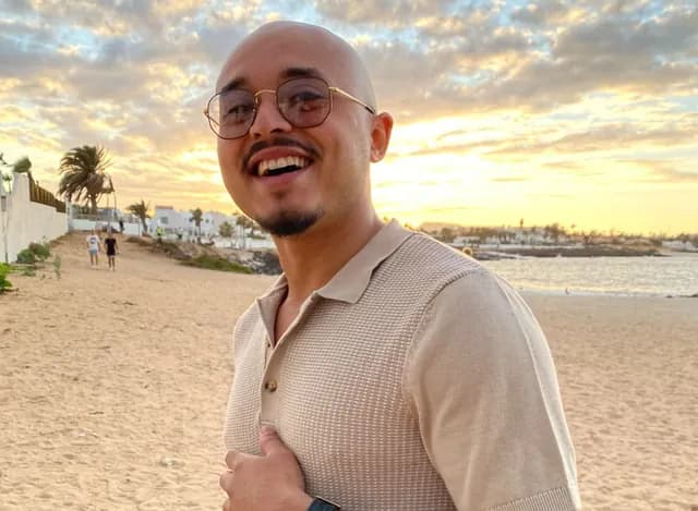 Un membre de l'équipe Migen sur la plage de Fuerteventura au coucher du soleil