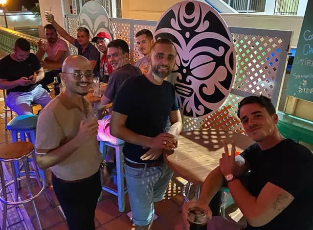 L'équipe Migen réunie en soirée autour d'une table, à Fuerteventura