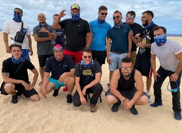 L'équipe Migen dans les dunes de Fuerteventura, foulards au cou