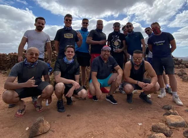 L'équipe Migen en photo de groupe sur une colline de terre rouge
