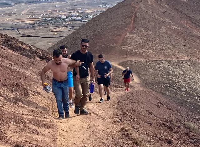 L'équipe Migen gravit le sentier d'un volcan à Fuerteventura