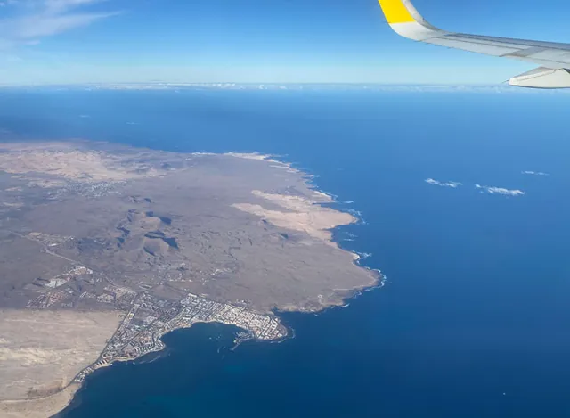 Vue d'avion sur la côte de l'île et l'océan, pendant le voyage
