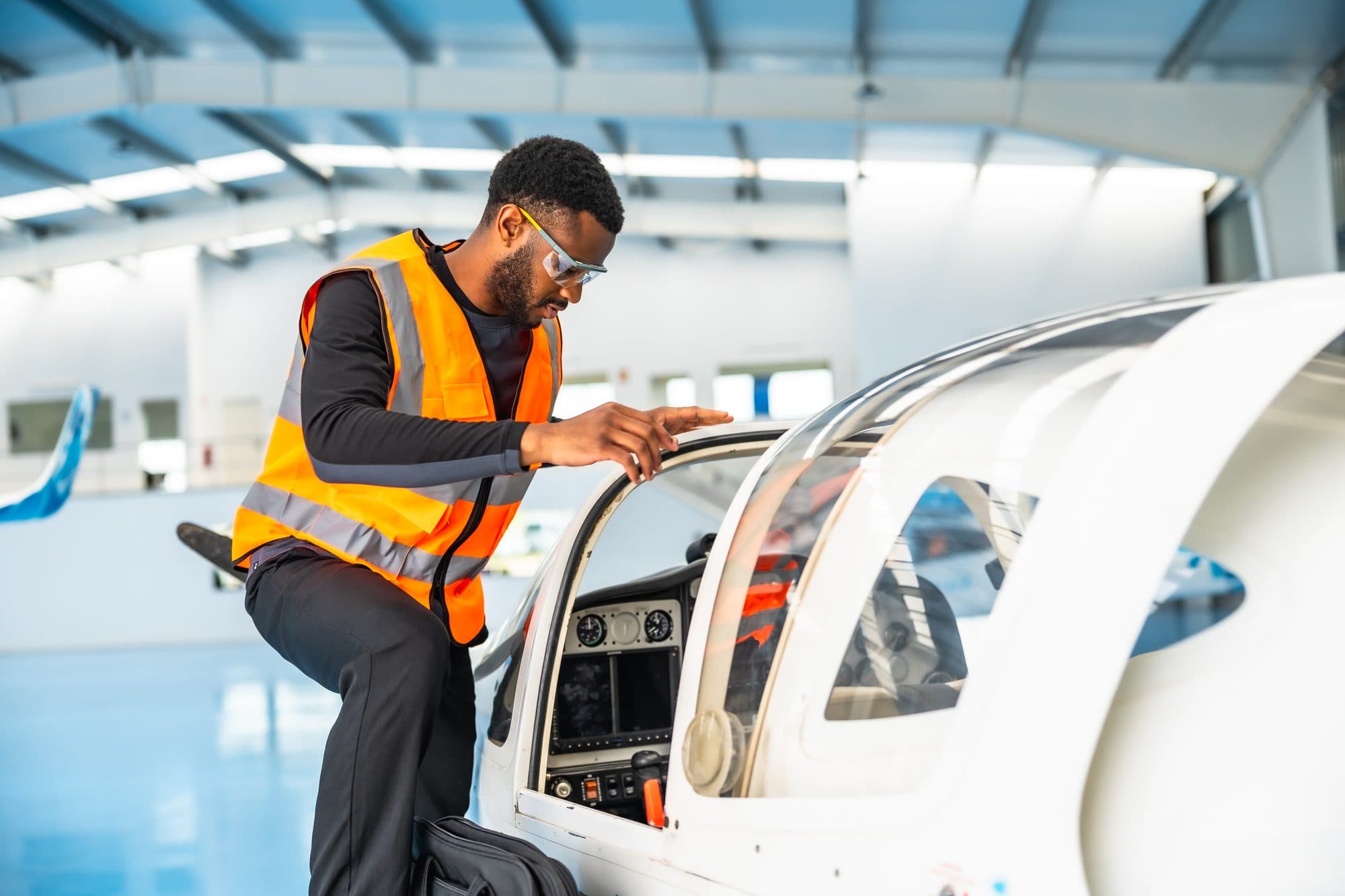 Inspection du cockpit d'un avion léger en hangar