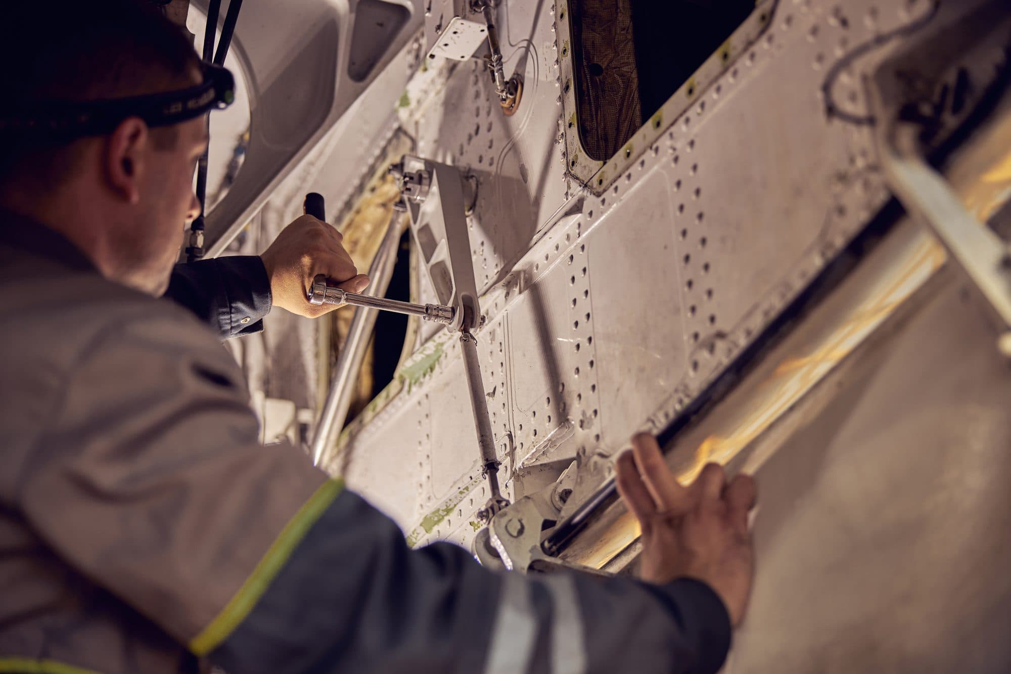 Serrage sur un panneau de fuselage à la lampe frontale