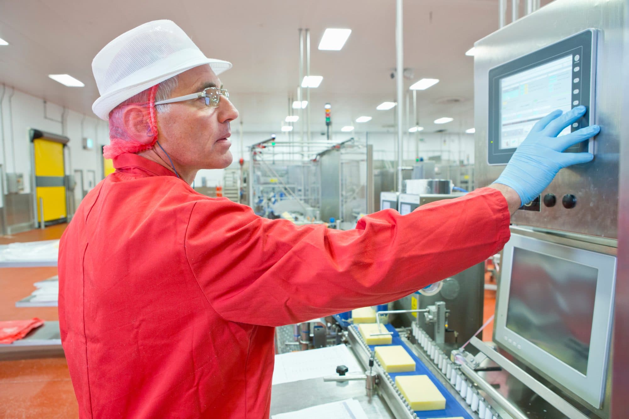 Technicien senior sur l'IHM d'une ligne de conditionnement