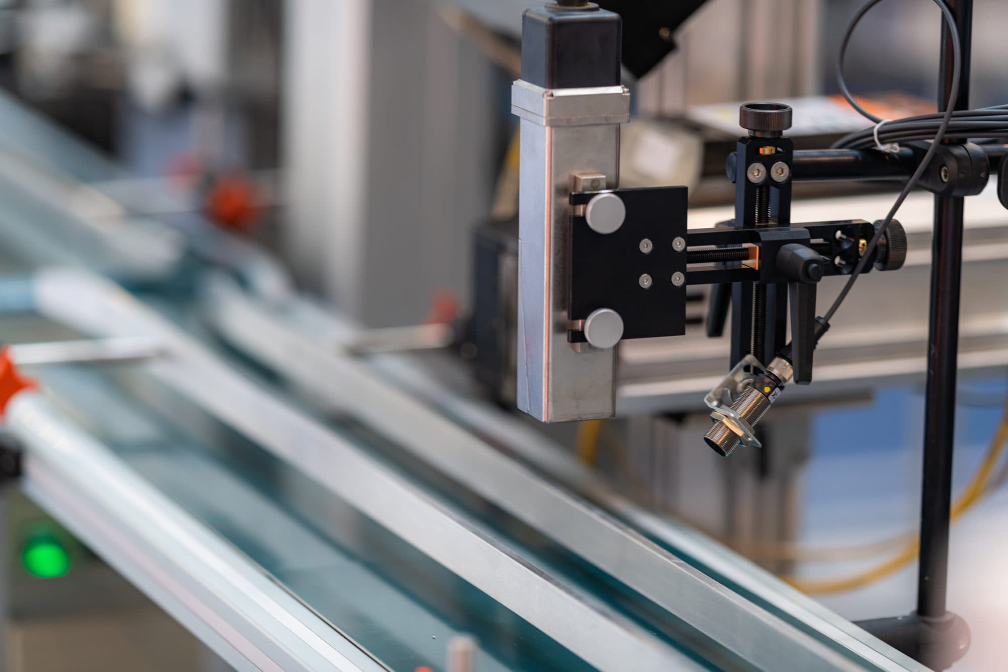 Caméra de vision industrielle au-dessus d'un convoyeur