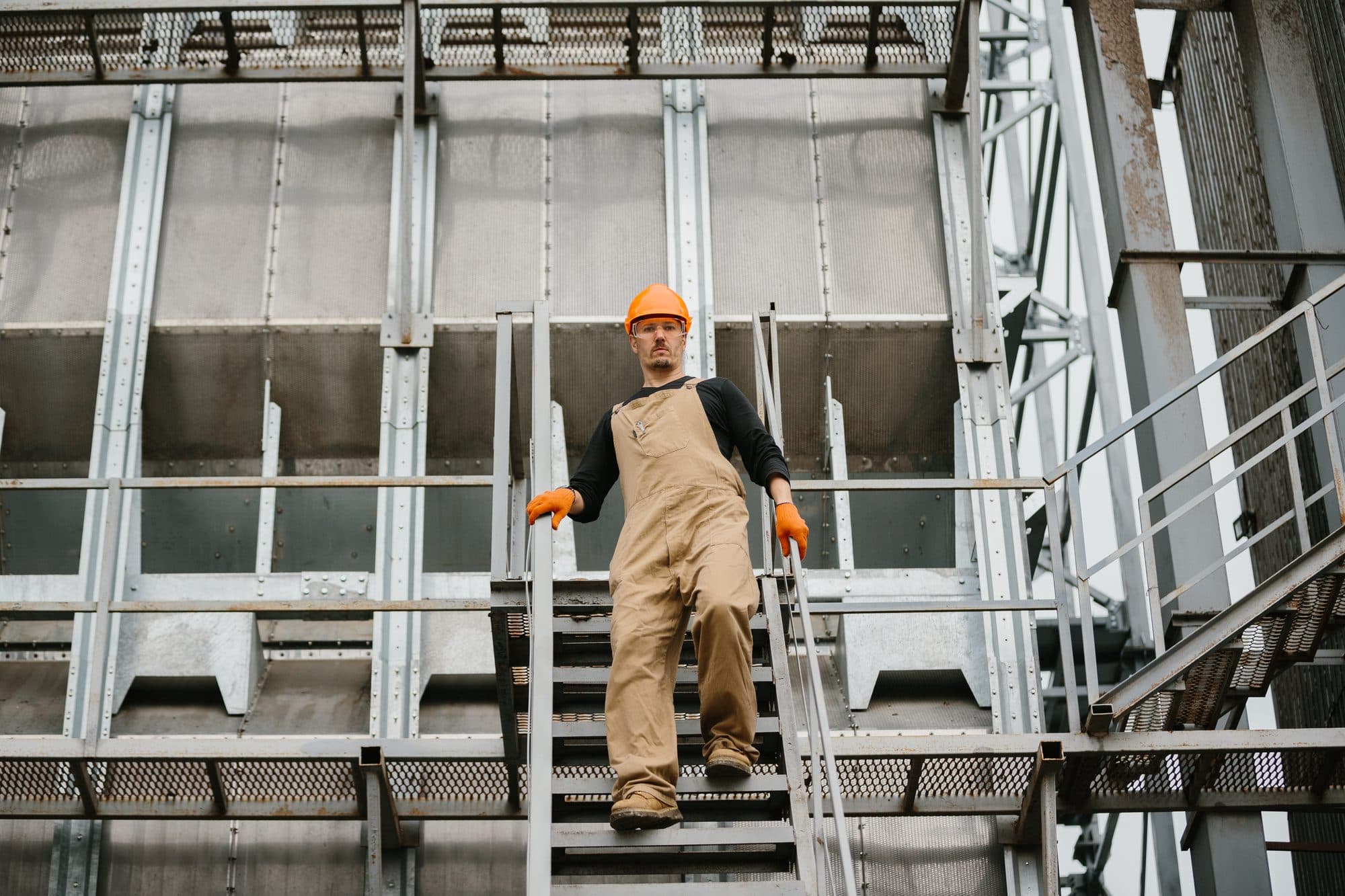 Ronde dans l'escalier d'une tour de silos