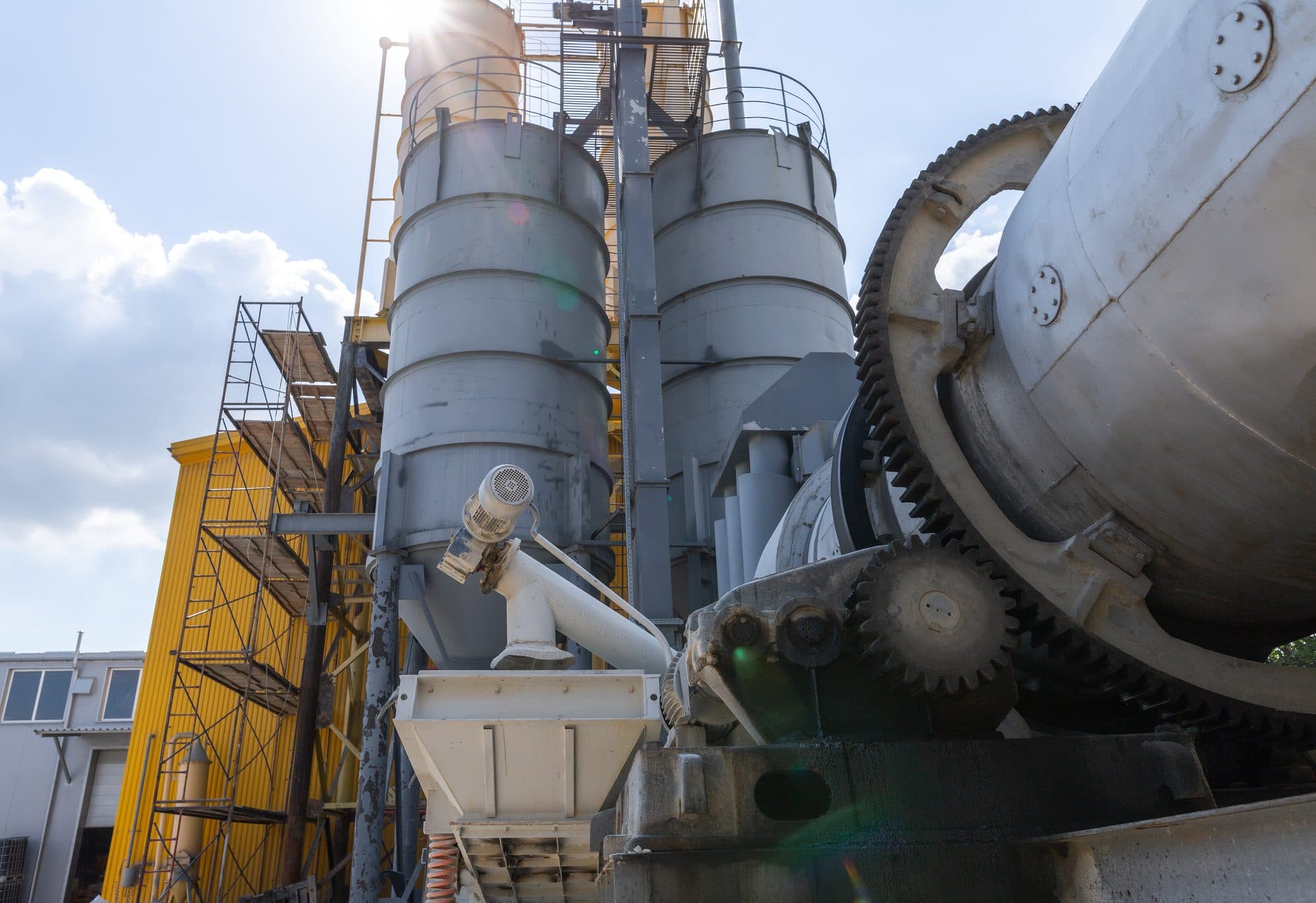 Tambour rotatif à couronne dentée et silos