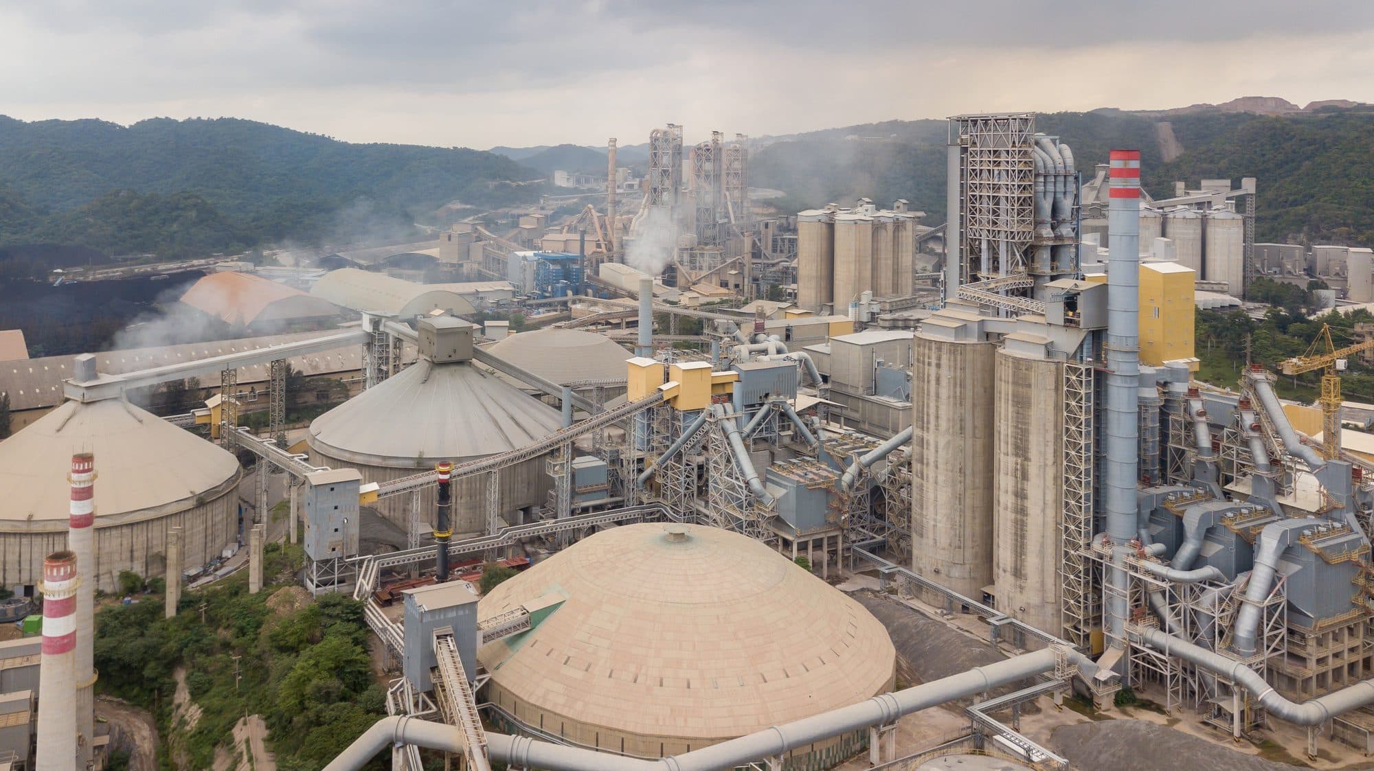 Vue aérienne d'une cimenterie, tour de préchauffage et silos