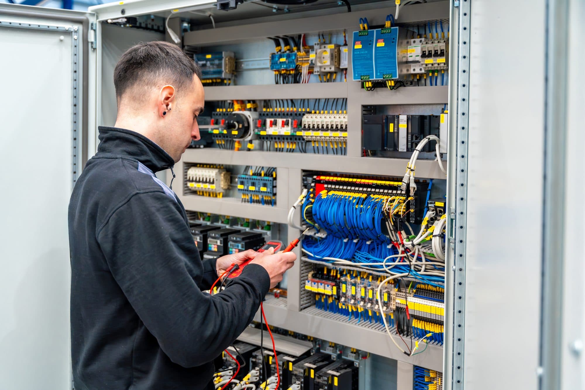 Dépannage électromécanique au multimètre dans une armoire