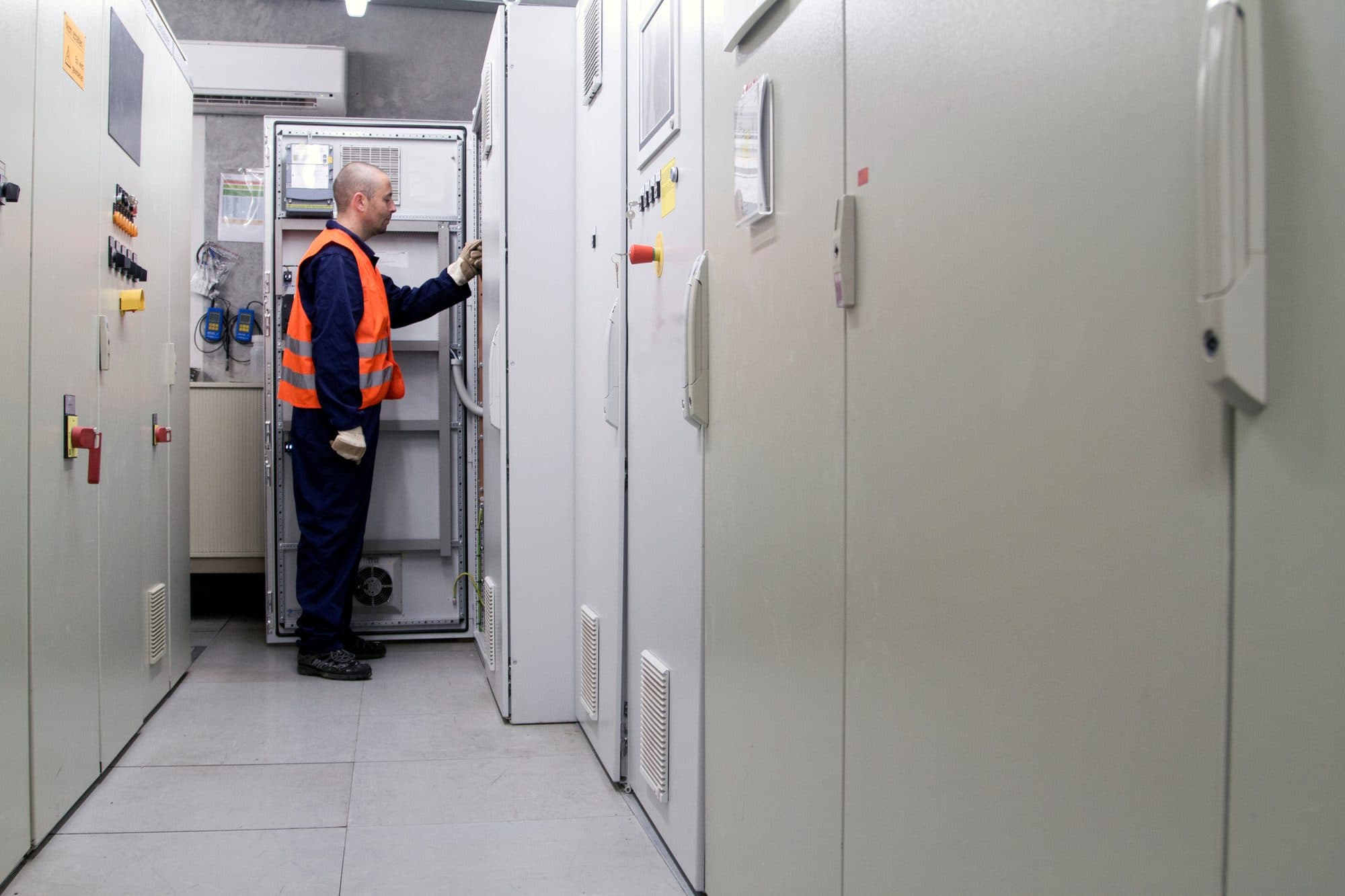 Ronde en salle de cellules HT/BT d'une centrale
