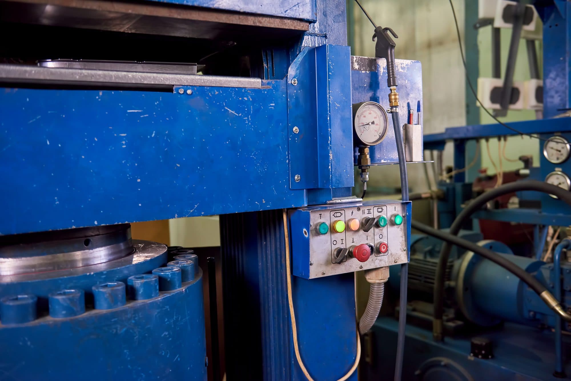 Presse hydraulique avec plateau, manomètre et pupitre