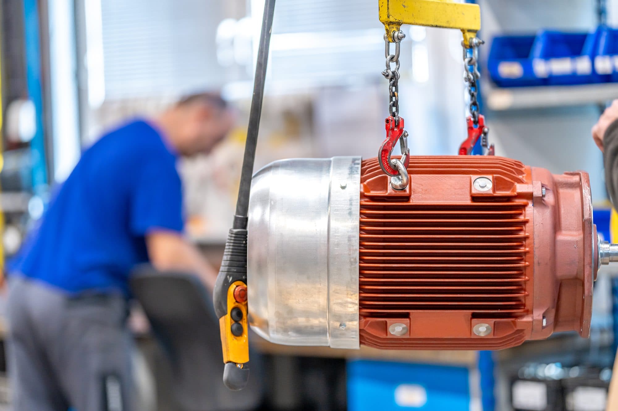 Moteur électrique suspendu au palan pour dépose en atelier