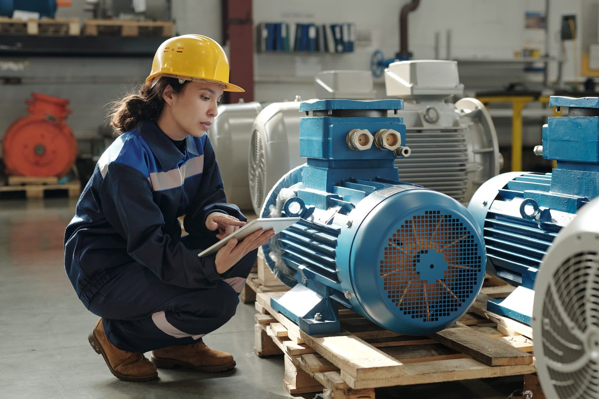 Technicienne inspectant un parc de moteurs électriques