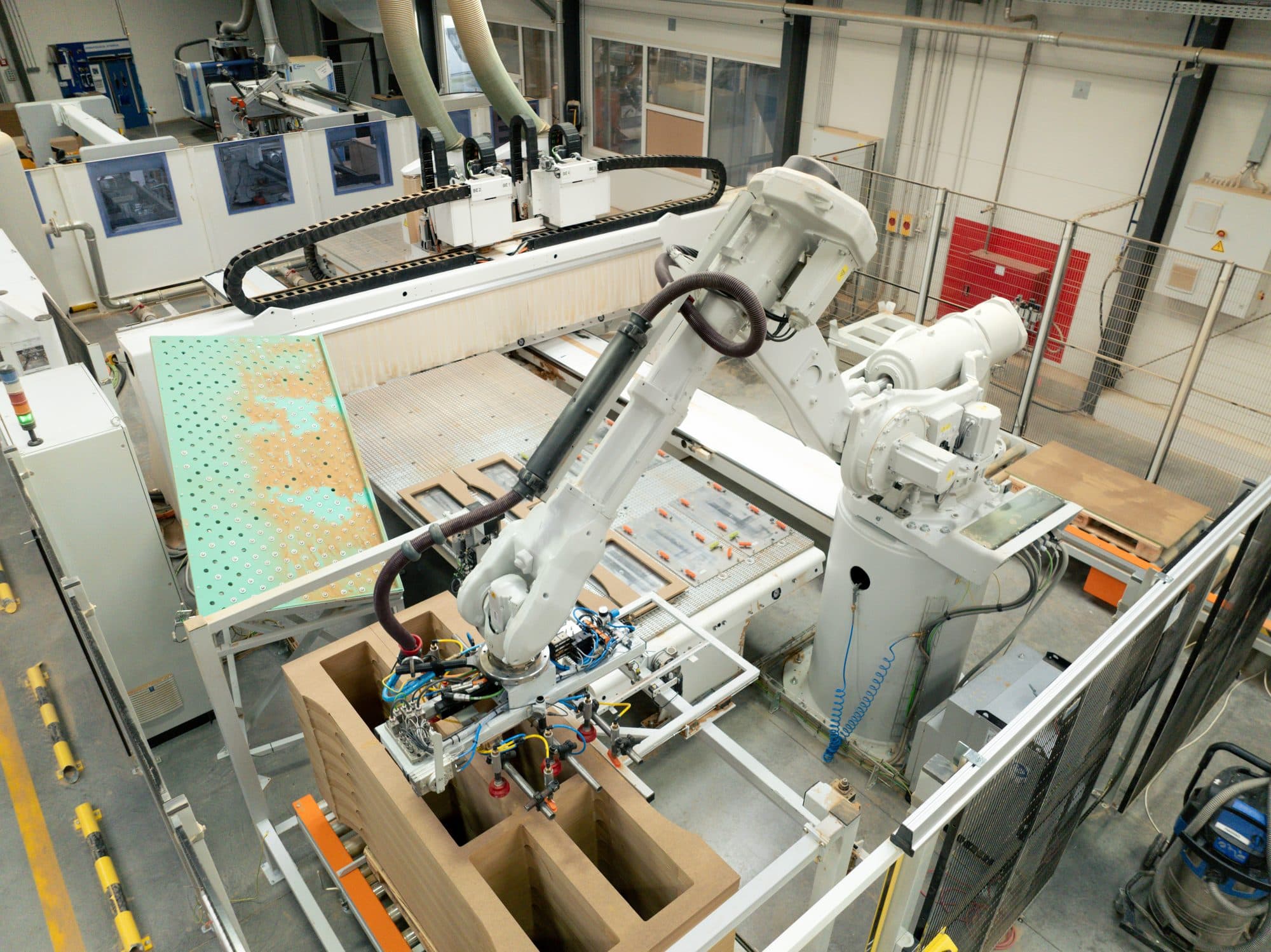 Robot manipulant des panneaux en menuiserie industrielle