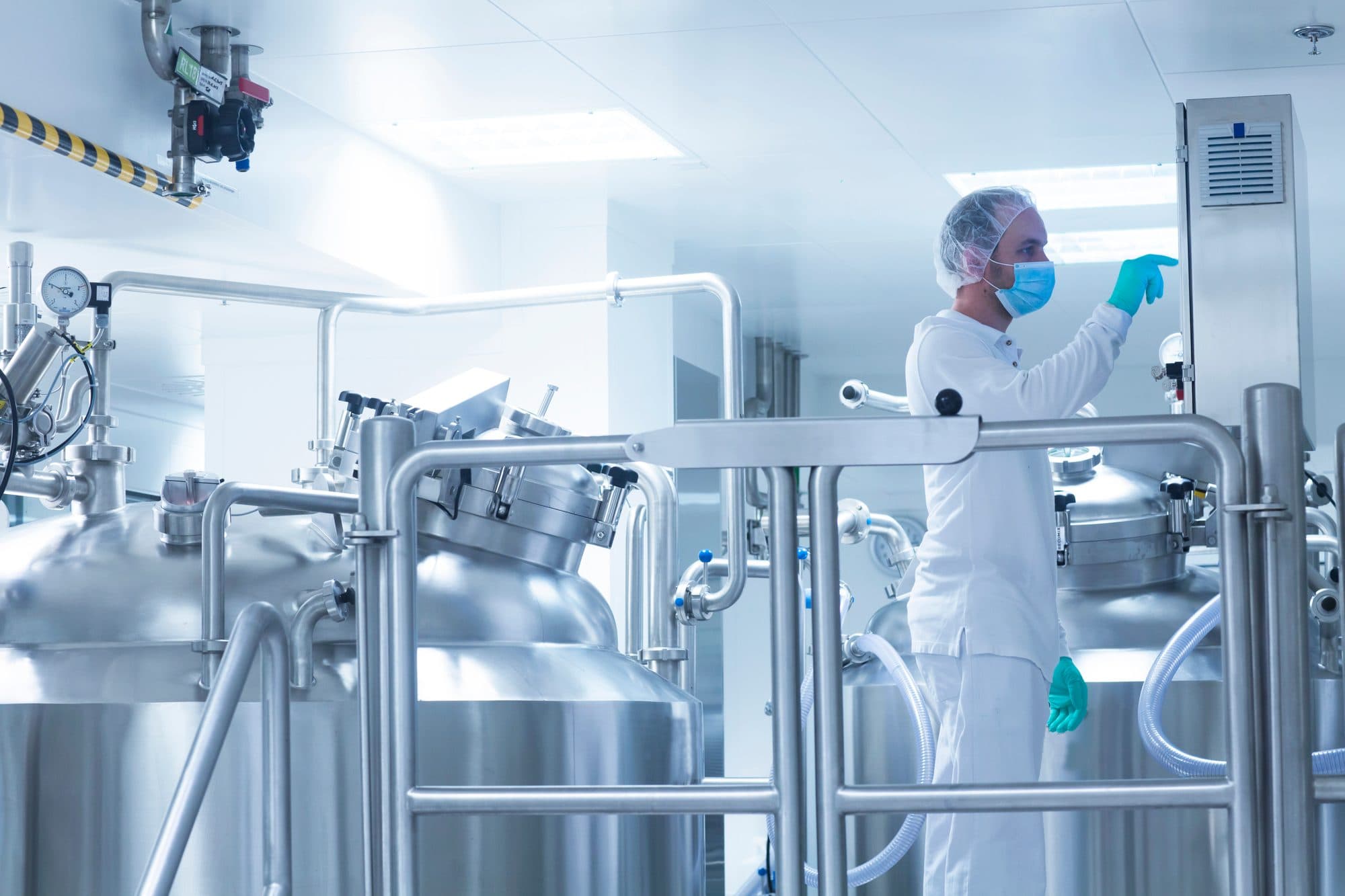 Opérateur entre des cuves de process pharmaceutiques