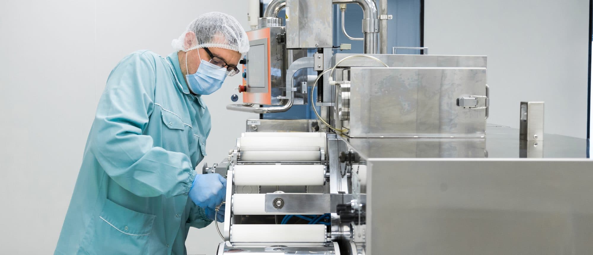 Réglage des rouleaux d'une machine pharmaceutique en zone stérile