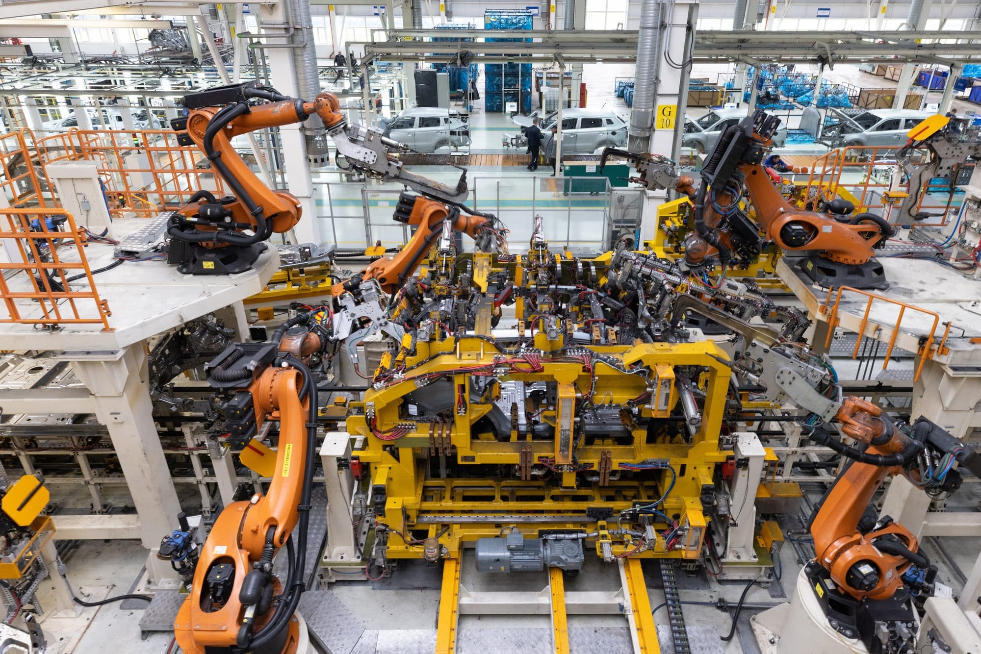Atelier de ferrage automobile robotisé, vue en plongée