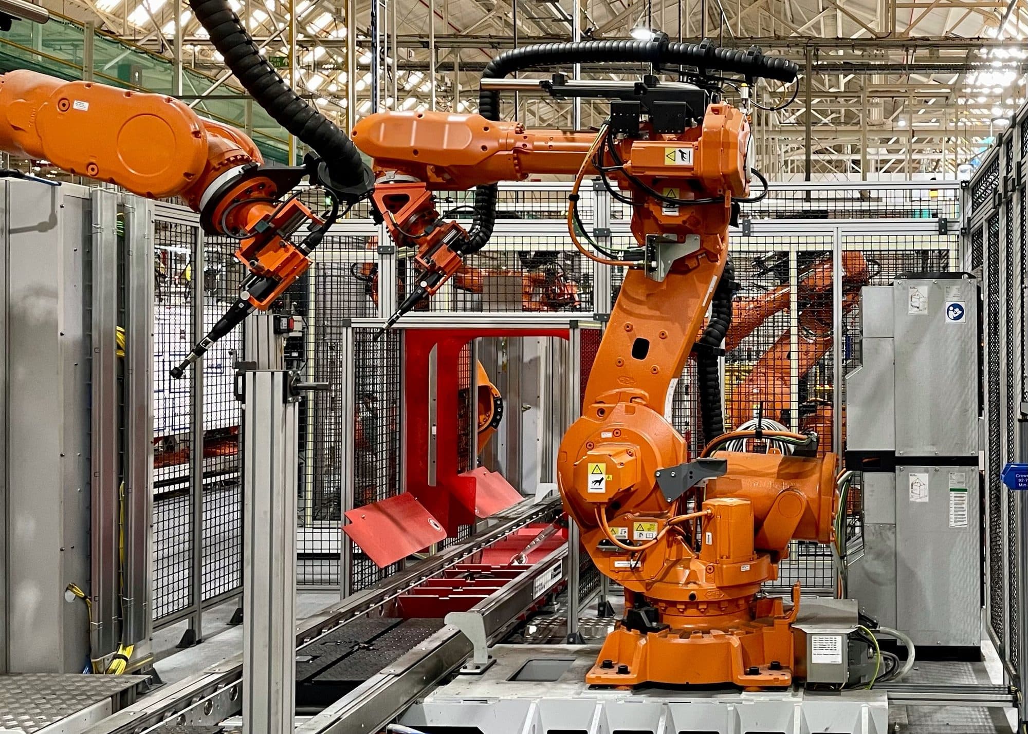Cellules robotisées derrière grillage de sécurité