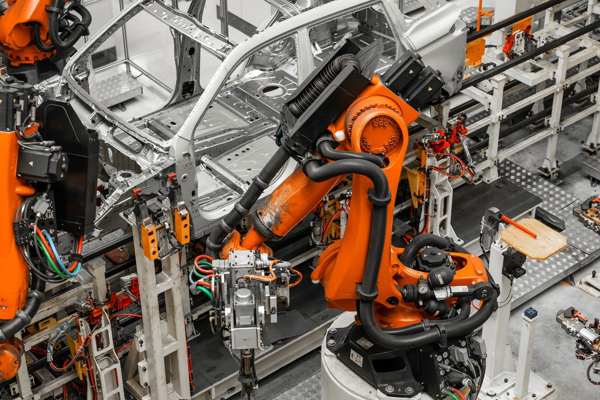 Robot de soudure par points sur une caisse en blanc