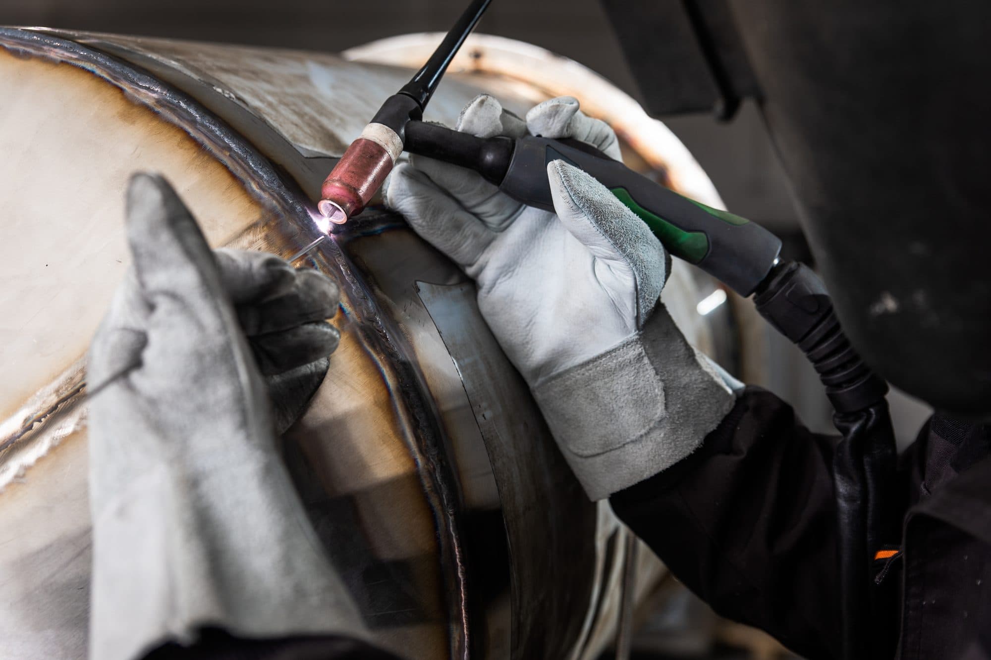 Gros plan d'un soudage TIG sur virole inox