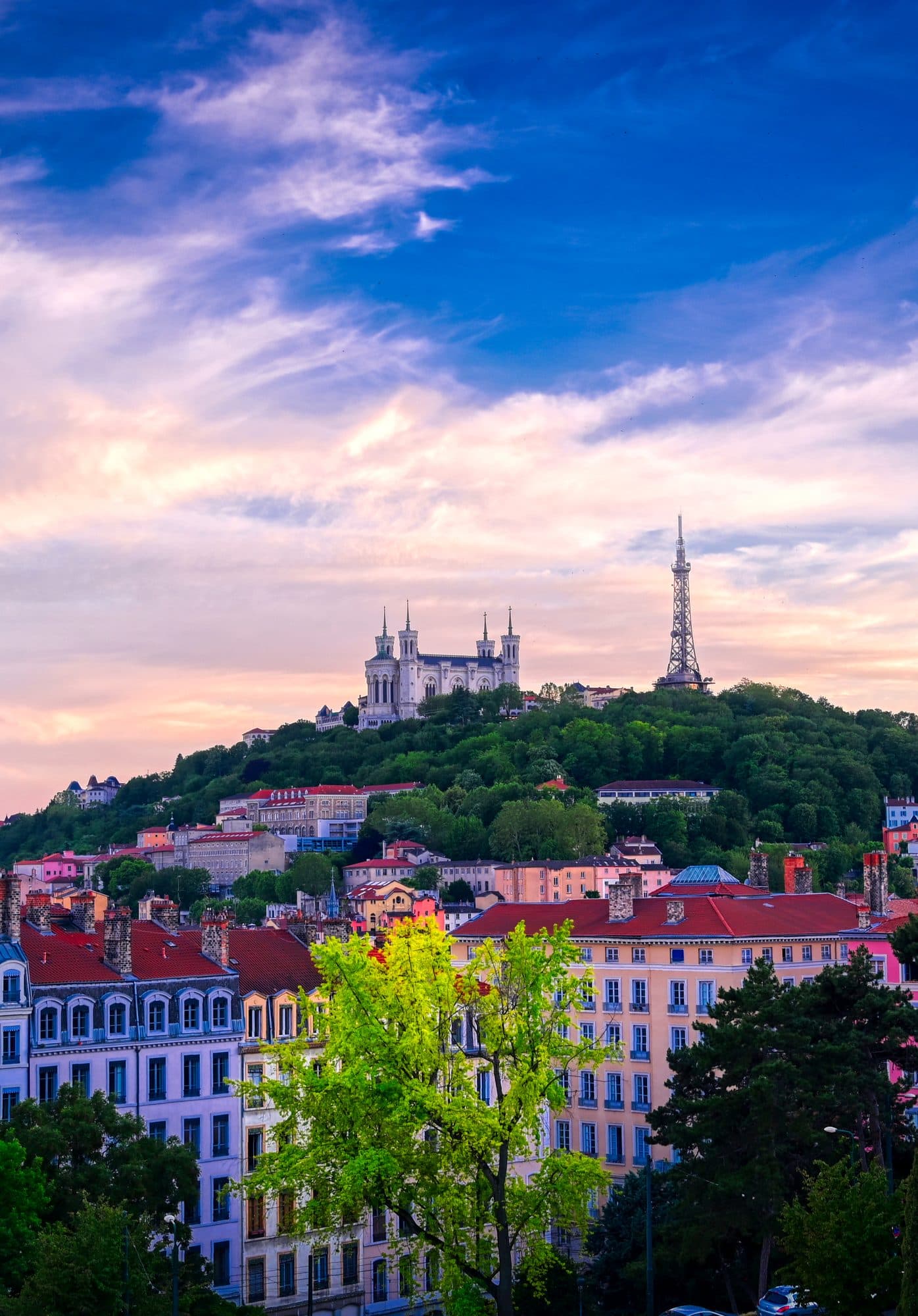 Lyon, la basilique de Fourvière au coucher du soleil