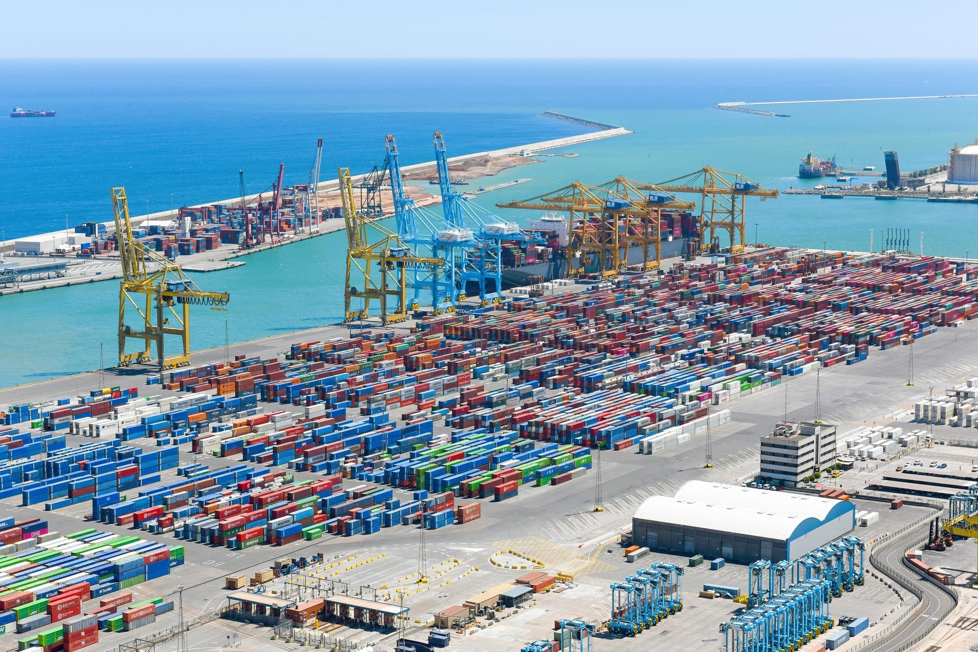 Terminal à conteneurs et portiques de chargement en bord de mer