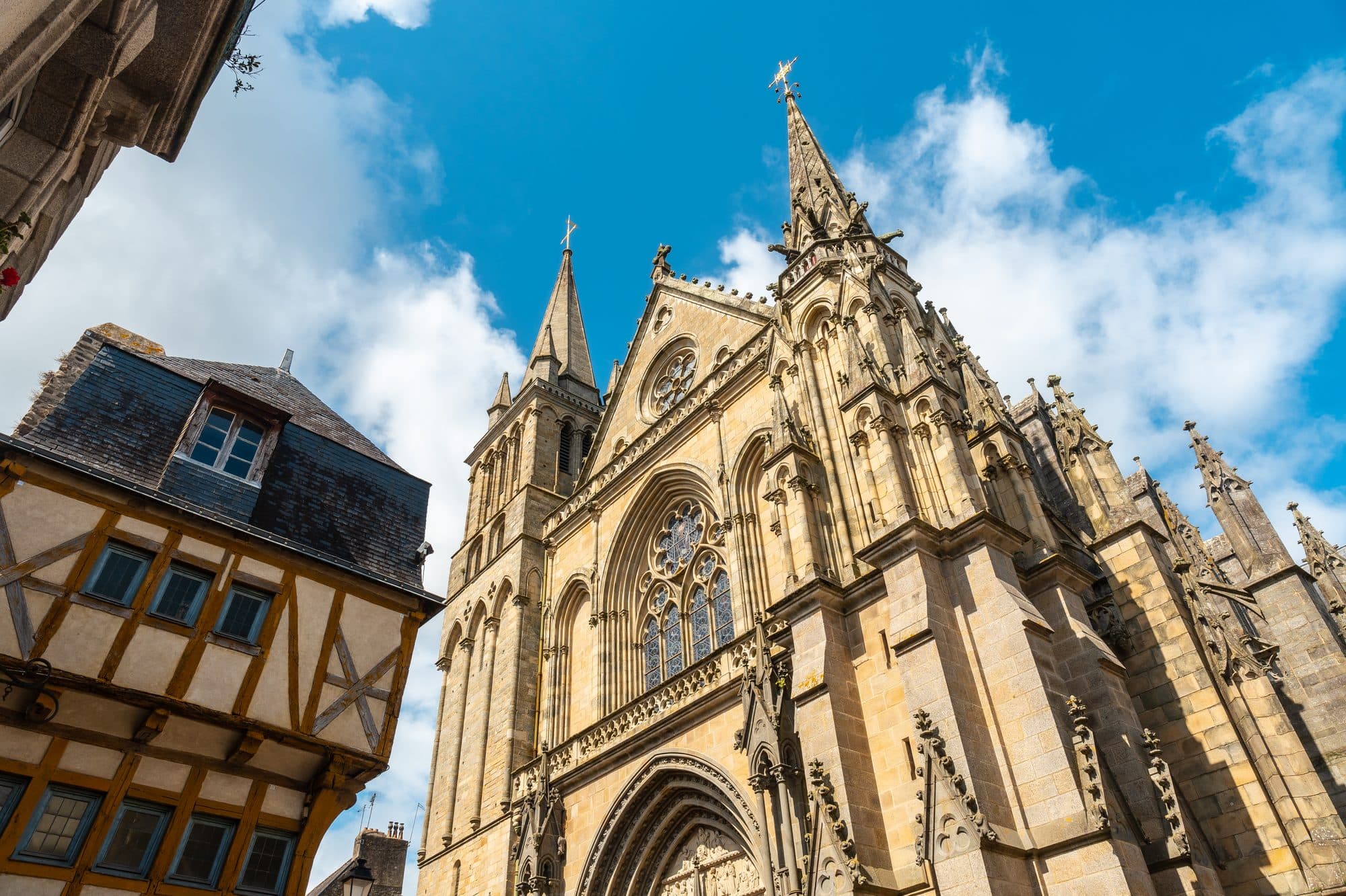 Vannes, maison à colombages et façade de la cathédrale