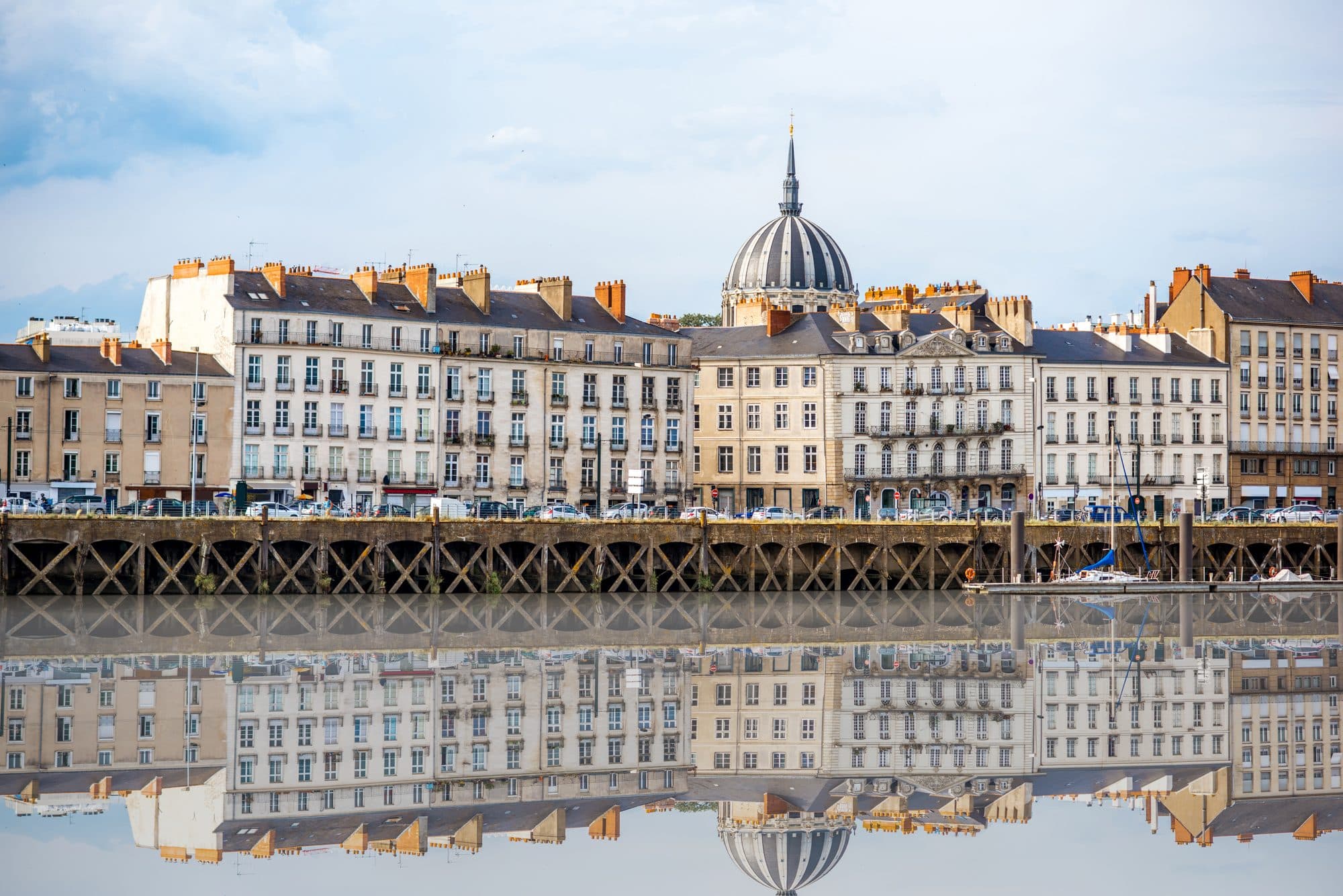 Nantes, façades des quais et dôme reflétés dans l'eau