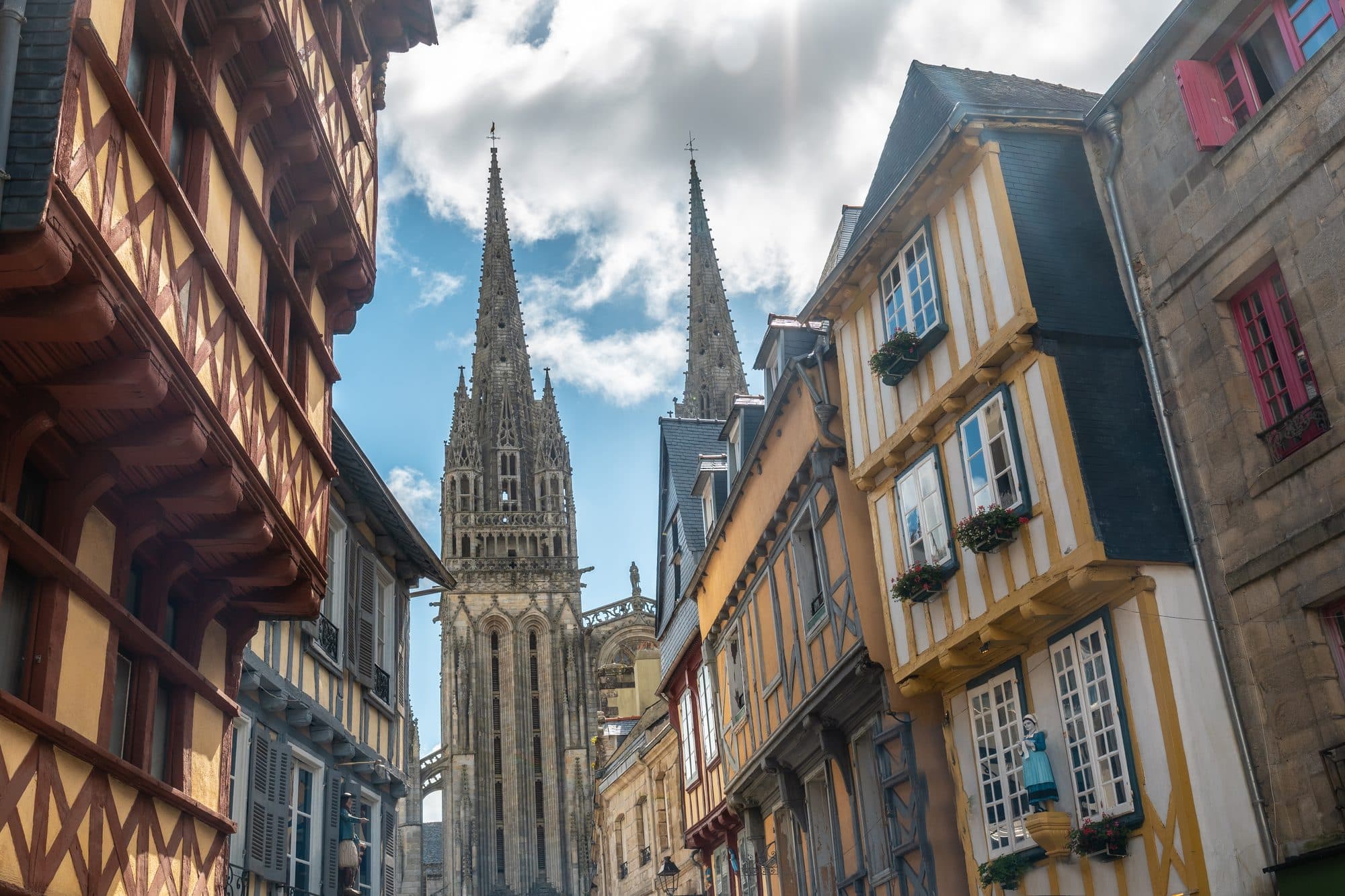 Quimper, maisons à colombages et flèches de la cathédrale