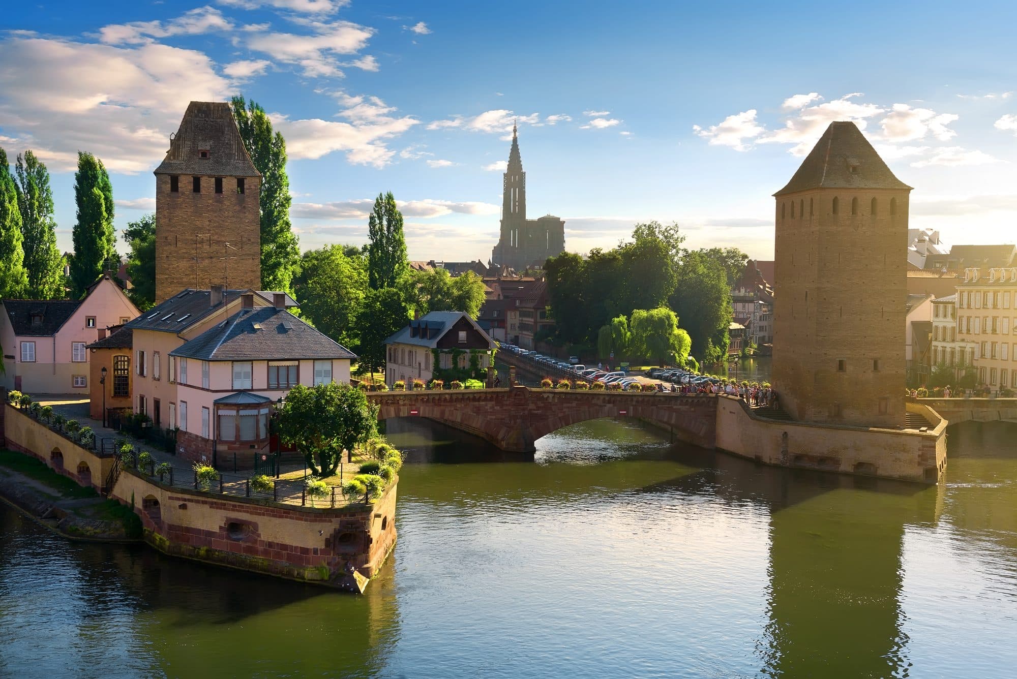 Strasbourg, les Ponts couverts et la cathédrale au loin