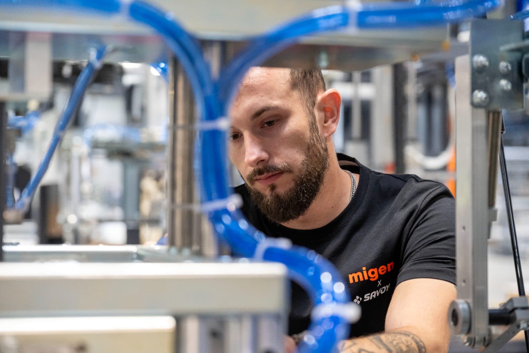 Technicien migen en intervention sur une ligne d’intralogistique